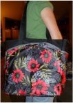 Imagen de Bolso Maternal Jj Cole Midnight Dalia Con Cambiador Bolsillo Fucsia Floreado