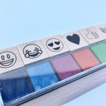 Imagen de Sellos De Madera X6 Con Emojis Y Almohadillas De Colores Azul Marrón Claro