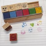 Imagen de Sellos De Madera X6 Con Emojis Y Almohadillas De Colores Azul Marrón Claro