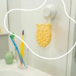 Imagen de Cepillo 2 En 1 Para Baño Bebes Masajeador Silicona Badabulle Amarillo
