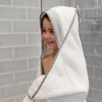Imagen de Toalla De Baño Grande Con Mordillo Sujecion Dentición Doomoo Blanco Lisa