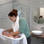 Imagen de Toalla De Baño Grande Con Mordillo Sujecion Dentición Doomoo Blanco Lisa