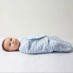 Imagen de Saco Sobre Dormir Super Suave Con Velcro Swaddle Buba Bebes Gris Ambos Lados