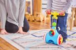 Imagen de Caminador Lanza Pelotas Tomy Niños Juguete Actividades