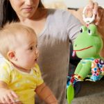 Imagen de Juguete Colgante Rana Con Sonidos Lamaze Peluche Para Bebés