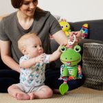 Imagen de Juguete Colgante Rana Con Sonidos Lamaze Peluche Para Bebés