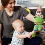 Imagen de Juguete Colgante Rana Con Sonidos Lamaze Peluche Para Bebés