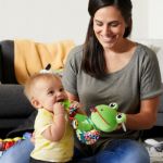 Imagen de Juguete Colgante Rana Con Sonidos Lamaze Peluche Para Bebés