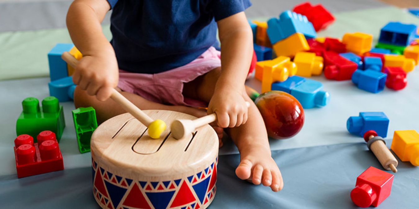 Cómo elegir juguetes según la edad de tu bebé: guía por etapas