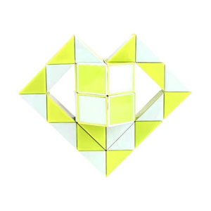 Imagen de Cubo magico diferente en blister - 10x10cm.